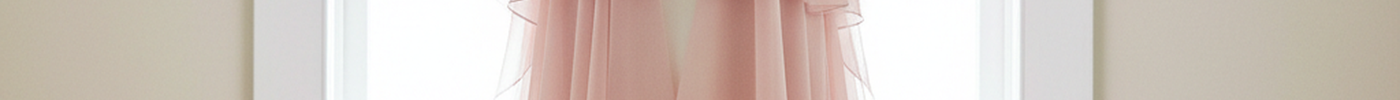 Chiffonkleid im Gegenlicht auf einer Schneiderpuppe, darunter ein blickdichtes Unterkleid