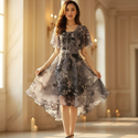 Graues Chiffonkleid mit Blumenprint und Volantrock - Ansicht 1